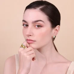 Anello a Fascia Martellato in Argento 925 Placcato Oro Giallo 18kt con Pavé in Cubic Zirconia