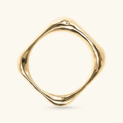 Anello a Fascia Martellato Forma Quadrata