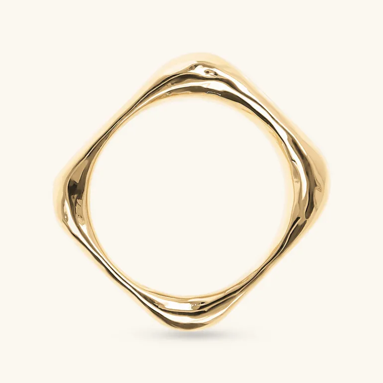 Anello a Fascia Martellato Forma Quadrata