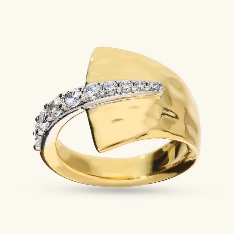 Anello Contrarié Martellato con Pavé di Cubic Zirconia