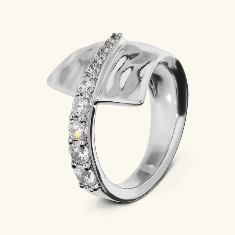 Anello Contrarié Martellato con Pavé di Cubic Zirconia