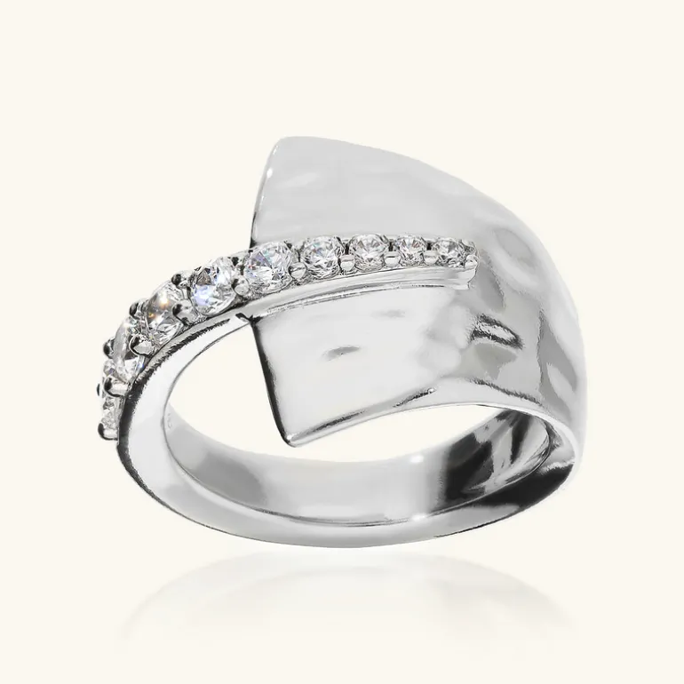 Anello Contrarié Martellato con Pavé di Cubic Zirconia