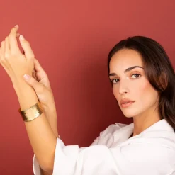 Bracciale Rigido a Fascia con Bordi in Rilievo Martellato