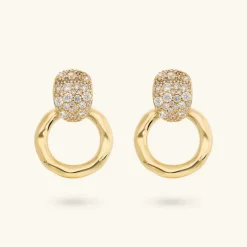 Orecchini Pendenti ad Anello Martellati con Pavé di Cubic Zirconia